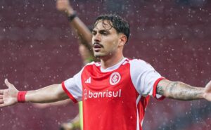 decisão do arbitro de vídeo no gol de maurício gerou revolta dos torcedores nas redes sociais