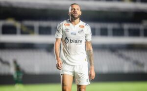 guilherme sente lesão e torcida do santos fica preocupada