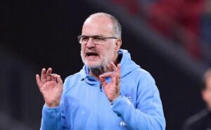 marcelo bielsa libera jogadores de rivais e revolta torcedores do internacional