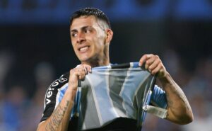 renato desmente situação de pavón no grêmio e discute com repórter: "me mostra a imagem"