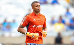 augusto melo procura anderson, do cruzeiro, com carlos miguel de saída no corinthians