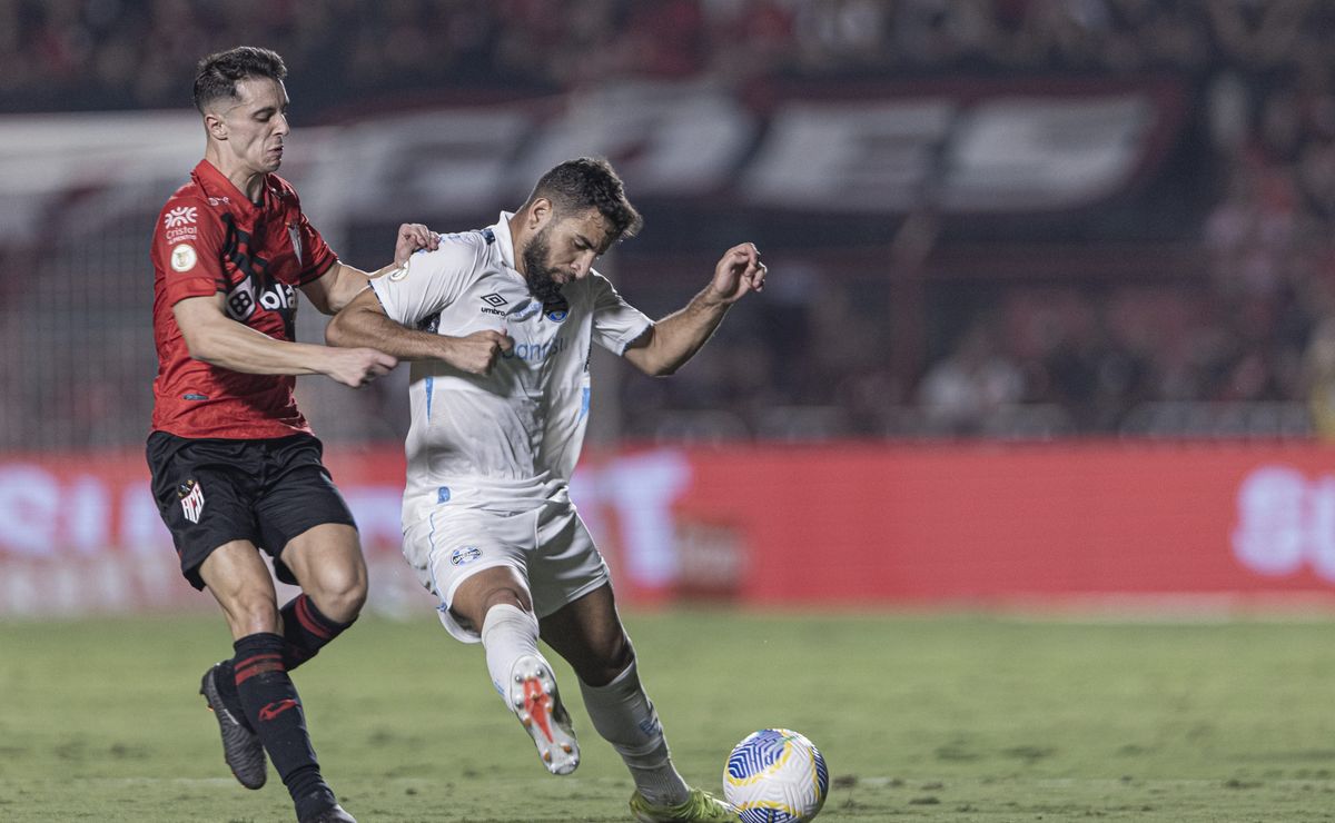 grêmio sai atrás do placar mas busca empate diante do atlético go