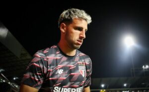 calleri é flagrado por câmera de tv bastante irritado em empate do são paulo; veja