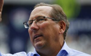 textor analisa investida para comprar coutinho, do aston villa