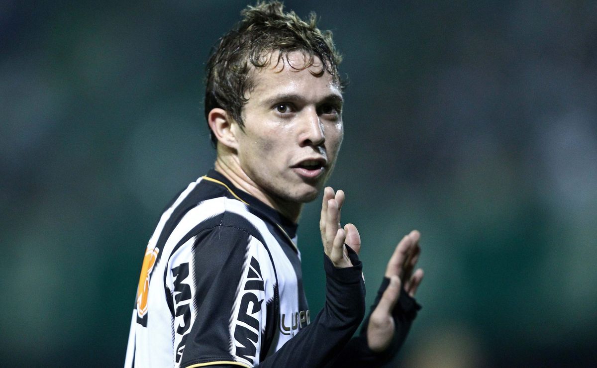 bernard revela que se apresentará a milito no atlético mineiro em 15 dias; veja o planejamento do meia