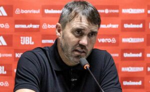 internacional vence com polêmica; coudet critica gol anulado: “mais de um minuto antes”