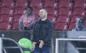 análise: após garantir a classificação, coudet precisa corrigir erros do internacional