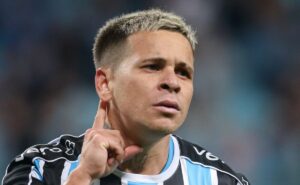 família de soteldo faz brincadeira com o atacante do grêmio: "ele não alcançava"