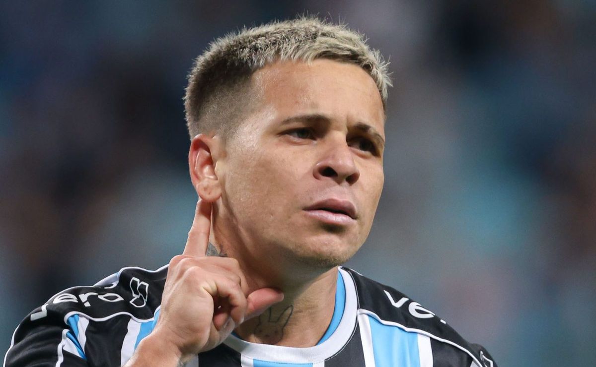família de soteldo faz brincadeira com o atacante do grêmio: "ele não alcançava"