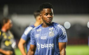 cazares é liberado para deixar o santos e nonato será emprestado ao futebol japonês