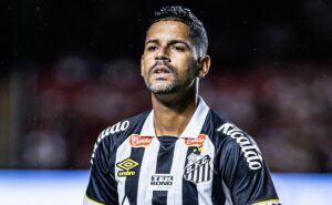 entre aderlan e rodrigo ferreira, carille define santos contra novorizontino