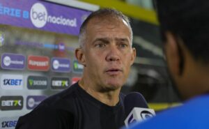 eduardo baptista, técnico do novorizontino, elogia time de carille: "uma equipe como o santos"