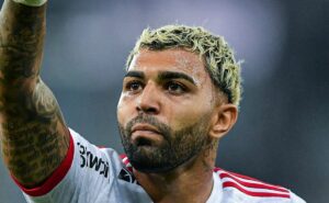 gabigol beija escudo no flamengo após gol marcado e torcida ovaciona: "ele voltou"