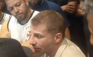 pedrinho encara protesto da torcida na concentração do vasco e alerta: “não achei legal”