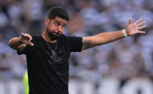 internacional é responsável por aumentar pressão por demissão de antónio oliveira 