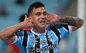 preocupação: cristaldo, craque do grêmio, recebe sondagens de equipes do exterior e deixa torcida aflita