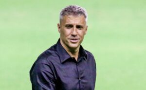 santos e outros dois times tentam a contratação de campeão com crespo no são paulo