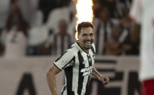 eduardo marca duas vezes e botafogo espanta má fase vencendo o red bull bragantino