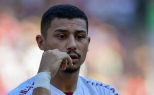 clube da premier league retoma conversas para tirar andré do fluminense, afirma jornalista