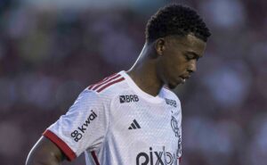 saída de carlinhos do flamengo já tem situação divulgada e diretoria define futuro do atacante