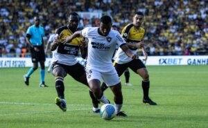 botafogo é superado pelo criciúma por 2 a 1 em partida pelo brasileirão