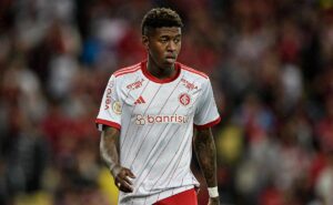 inter recebe proposta oficial do west ham por vitão e decide sobre venda  