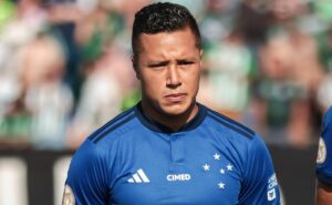 marlon assume responsabilidade após expulsão e se desculpa com elenco do cruzeiro