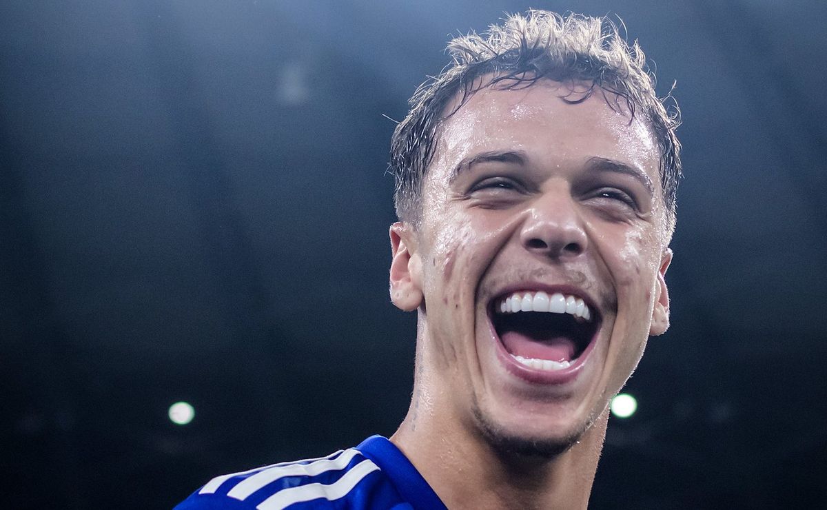 vitinho do cruzeiro marca seu primeiro gol pelo profissional e comemora “dia mais feliz da minha vida”