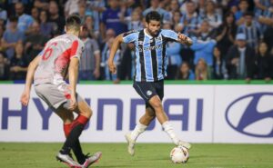 grêmio empata com estudiantes no fim vai enfrentar o fluminense nas oitavas da libertadores