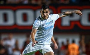 cristaldo se destaca em empate do grêmio e tema repercute: “ilha de qualidade”