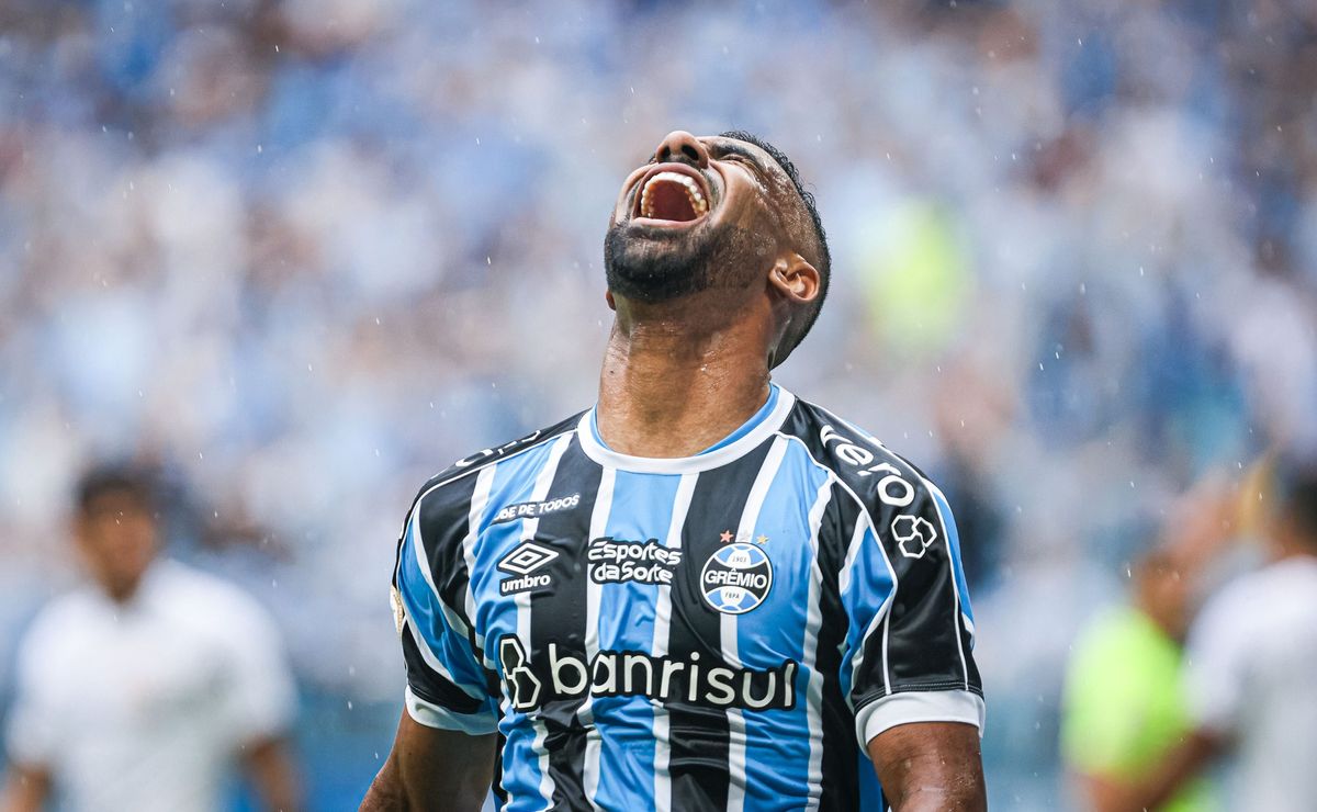 galdino sai vaiado em derrota do grêmio no gre nal e irrita torcida: "não ganha uma bola"