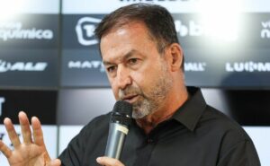 r$ 2,1 bilhões: augusto melo é surpreendido com aumento da dívida do corinthians