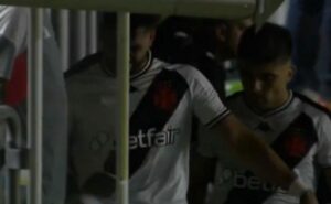 não gostou nada: câmera flagra irritação de payet ao ser substituído no vasco