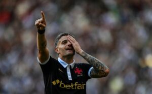 vegetti do vasco marca quatro gols e é artilheiro do campeonato brasileiro 2024