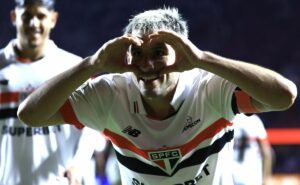 são paulo retoma campeonato de olho em inter e corinthians fora de casa