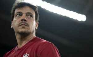 reações da internet: torcida do fluminense pede a saída de diniz nas redes sociais