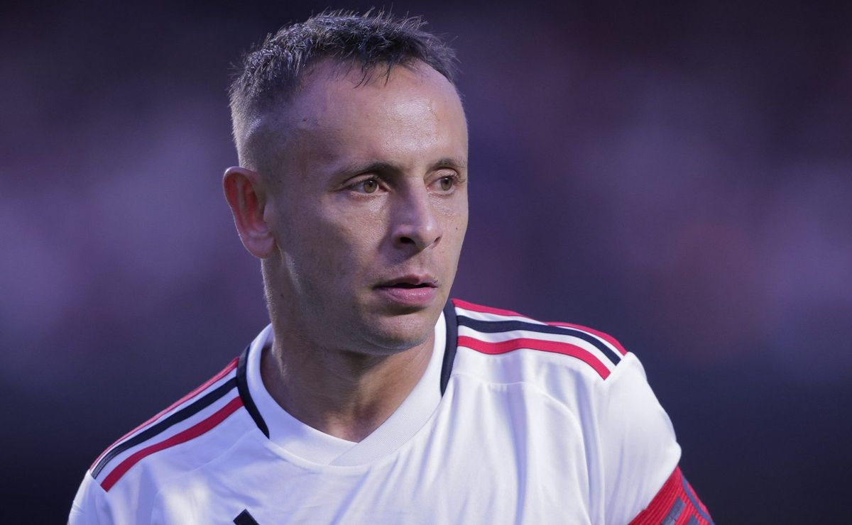 após dois meses, rafinha treina no são paulo e escreve sobre período fora: “muito sofrimento”