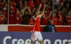 alario marca, internacional vence o delfín e está nos playoffs da sul americana; confira as notas