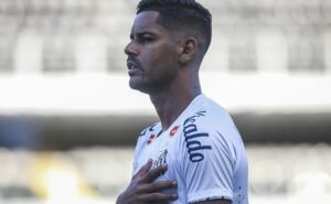 aderlan perde espaço no santos e vira última opção de carille 