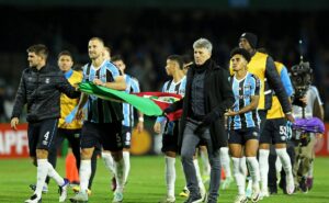 grêmio corre atrás de reação histórica na libertadores: onde assistir