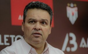 adson batista, presidente do atlético go, faz críticas sobre gol do grêmio: "sem comentários, não existe"