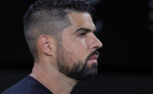 antónio oliveira não está feliz e se preocupa com silêncio no corinthians por reforços