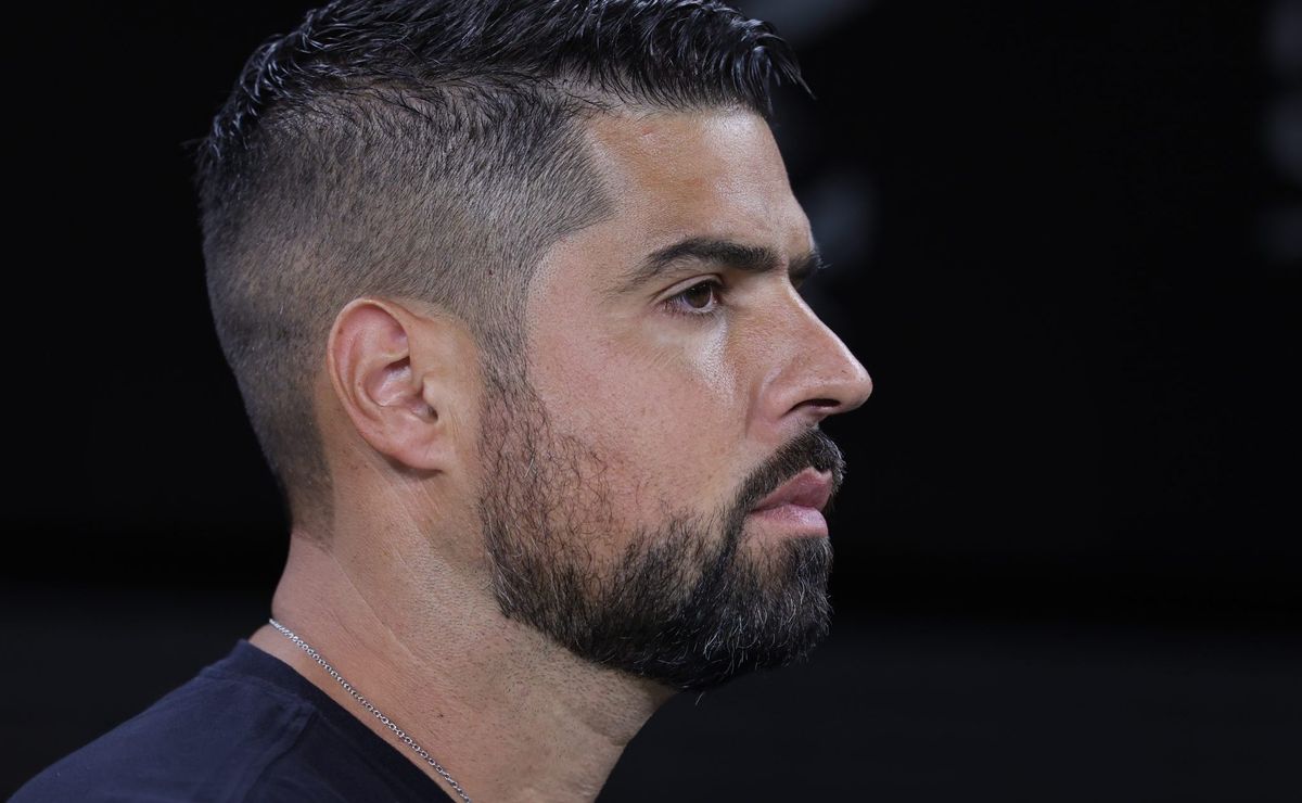 antónio oliveira não está feliz e se preocupa com silêncio no corinthians por reforços