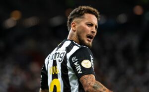 elias revela que jogadores passavam para guga de propósito quando lateral estava sendo vaiado