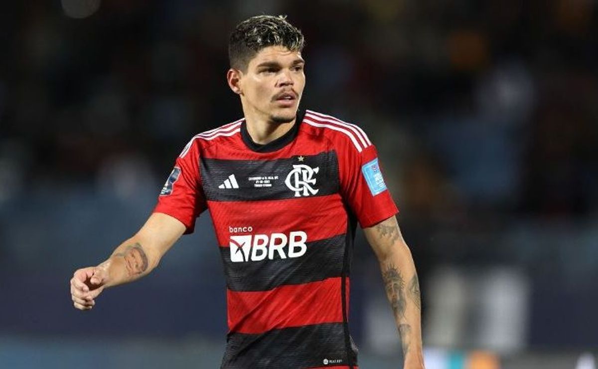 ayrton lucas tem estado atualizado no flamengo e tite define plano para léo pereira