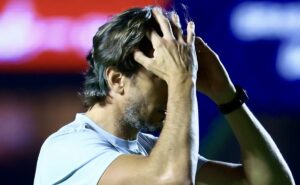 torcida enfurecida: demora para substituições incomoda torcedores do são paulo em derrota