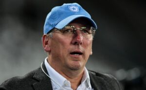 john textor comemora renovação de júnior santos com o botafogo: “estamos juntos”