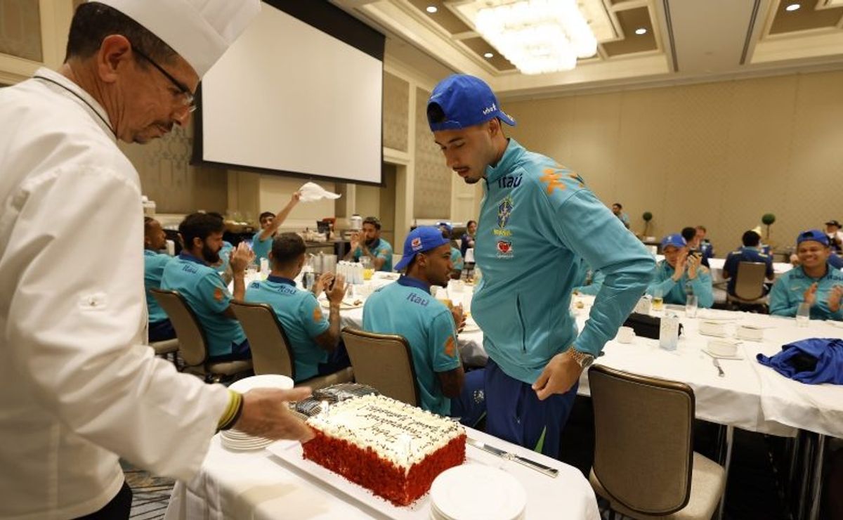 gabriel martinelli comemora 23 anos e pede título da copa américa de presente