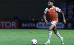 wesley, do internacional, reclama de arbitragem no jogo contra o vitória