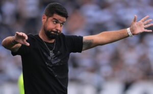 inconstância atrasa antónio oliveira: apenas 2 jogadores do corinthians disputaram todas as rodadas do brasileirão